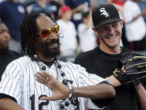 Reds fans might have trouble convincing Snoop to change color loyalties. Hes a fan of the Green.