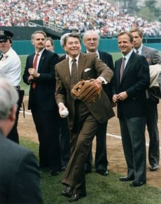 Ronald_Reagan_throws_out_the_opening_pitch_at_a_Chicago_Cubs_baseball_game